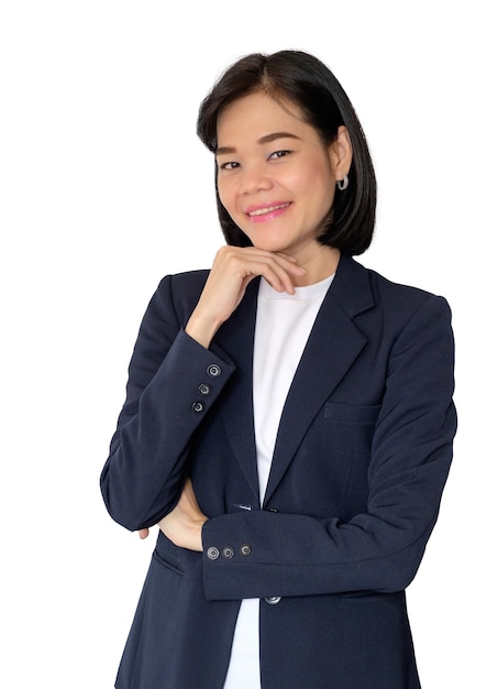 Una mujer de negocios en un traje está posando y sonriendo sobre un fondo blanco.