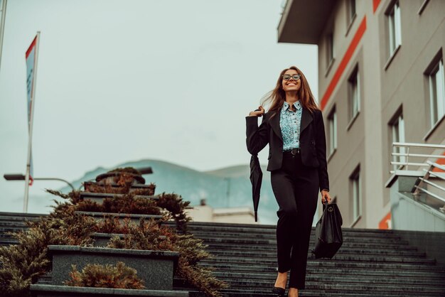 Una mujer de negocios en un traje con un maletín en la mano va a trabajar Enfoque selectivo Concepto de negocio