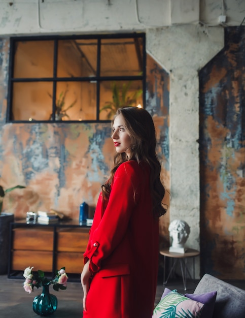 mujer de negocios en un traje rojo