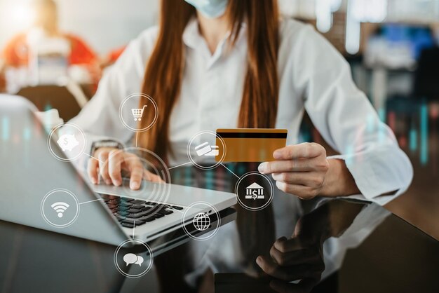 Foto la mujer de negocios usa tarjetas de crédito para realizar transacciones financieras a través de una computadora portátil