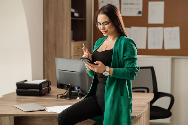 Mujer de negocios usando celular en la oficina