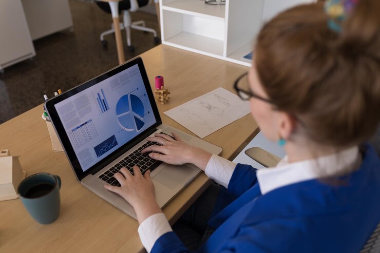 Foto mujer de negocios usando una computadora portátil en el escritorio