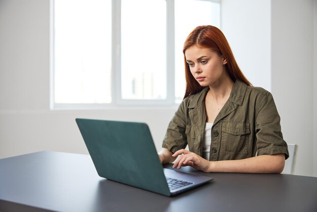 Mujer de negocios usando una computadora portátil en la mesa