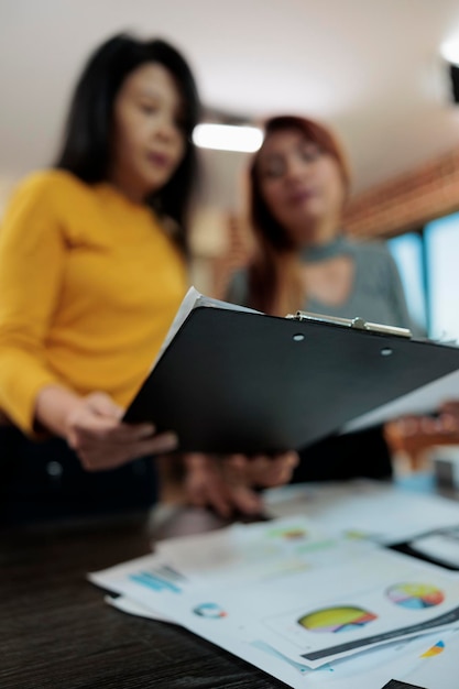 Foto mujer de negocios usando una computadora portátil en la mesa