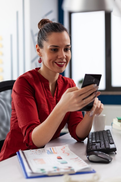 Foto mujer de negocios usando una computadora portátil en la oficina