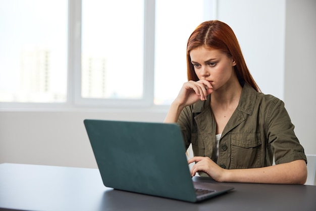 Mujer de negocios usando una computadora portátil en la oficina