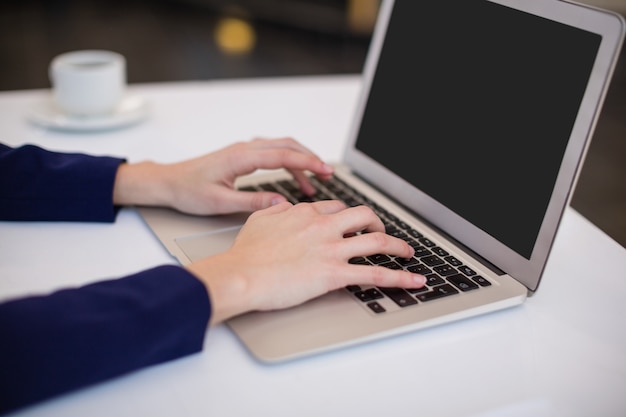 Mujer de negocios usando una computadora portátil