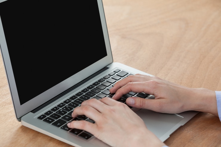 Foto mujer de negocios usando una computadora portátil