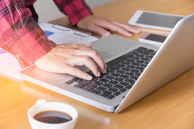 Mujer de negocios usando la computadora portátil.