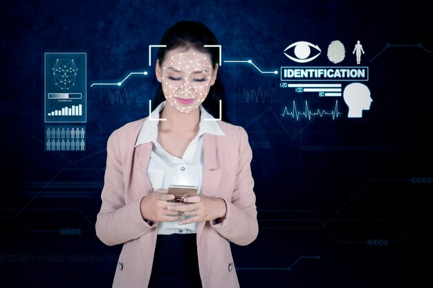 Mujer de negocios usando la identificación de Face ID