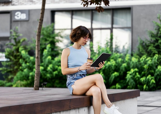 Mujer de negocios usando ipad pro con lápiz de manzana