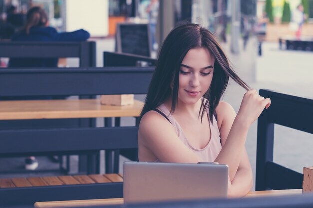 Mujer de negocios usando laptop moderna