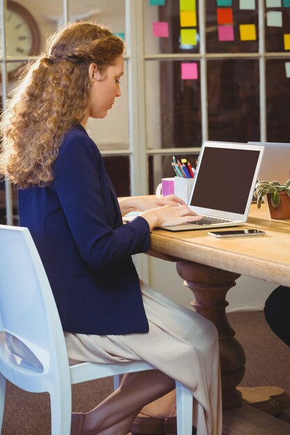 Mujer de negocios usando laptop