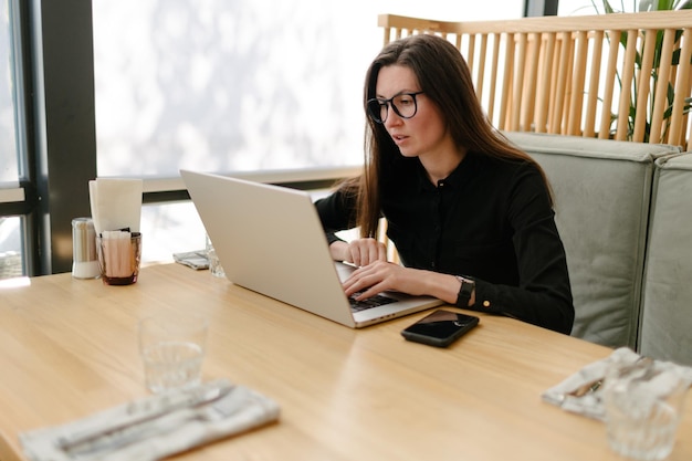 Mujer de negocios usando laptop