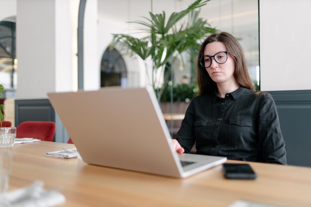 Mujer de negocios usando laptop