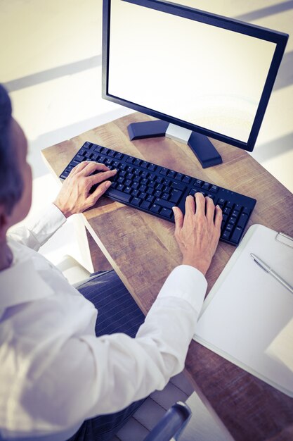 Foto una mujer de negocios usando su computadora