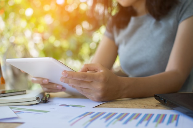 Mujer de negocios usando una tableta para análisis de marketing