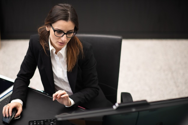 Mujer de negocios usando una tableta en su oficina moderna, concepto de carrera empresaria