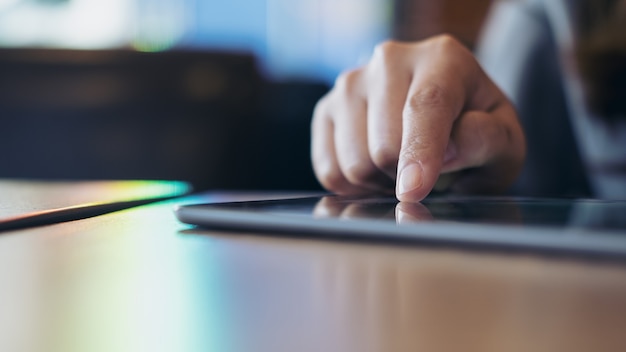 mujer de negocios usando tableta