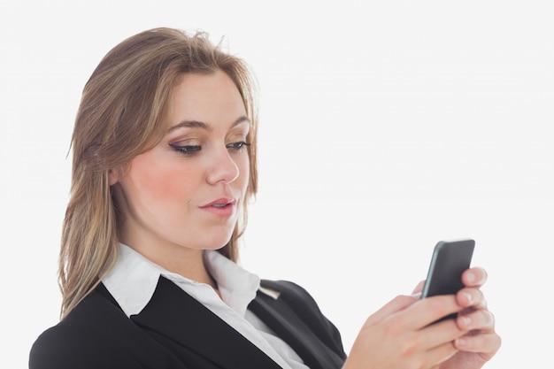 Mujer de negocios usando teléfono celular