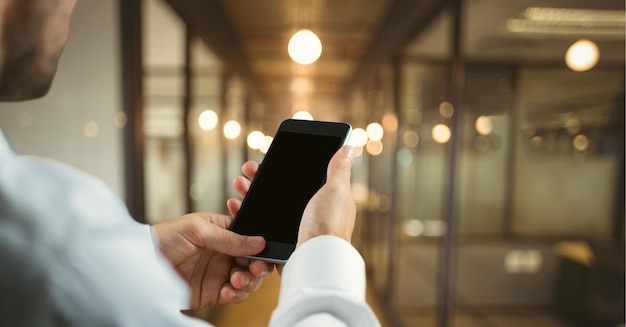 Mujer de negocios usando un teléfono