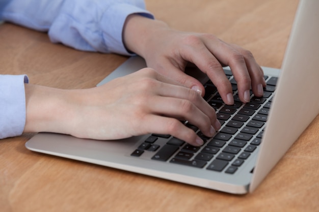 Foto mujer de negocios, usar la computadora portátil