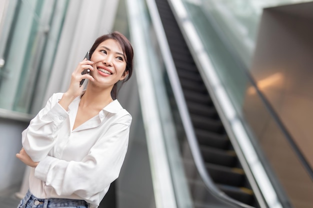 Foto mujer de negocios utiliza teléfonos inteligentes en la calle