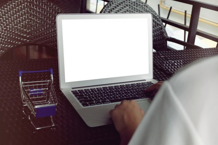 Foto mujer de negocios utilizando equipo portátil computer.works en línea en la computadora portátil que la mano en el teclado.