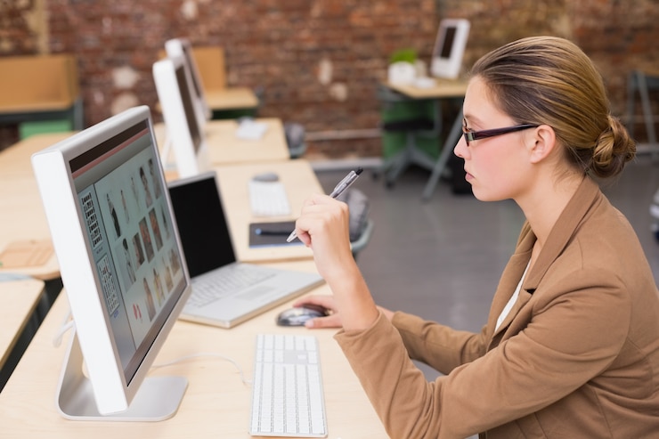 Foto mujer de negocios, utilizar, computadora, en, escritorio de oficina
