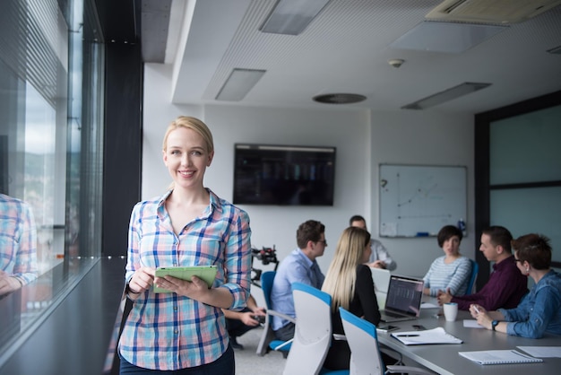 mujer de negocios, utilizar, tableta digital, en, oficina corporativa, por, ventana