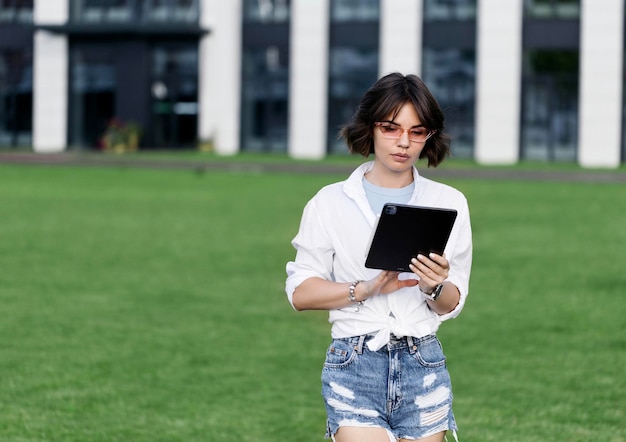 mujer de negocios, utilizar, tableta, con, lápiz