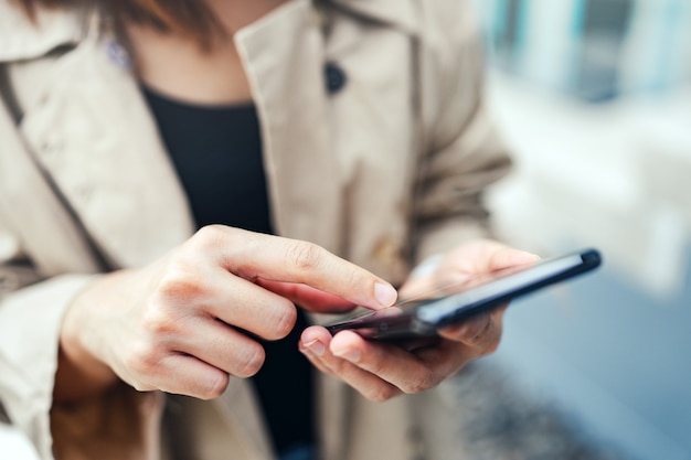 mujer de negocios, utilizar, teléfono inteligente móvil