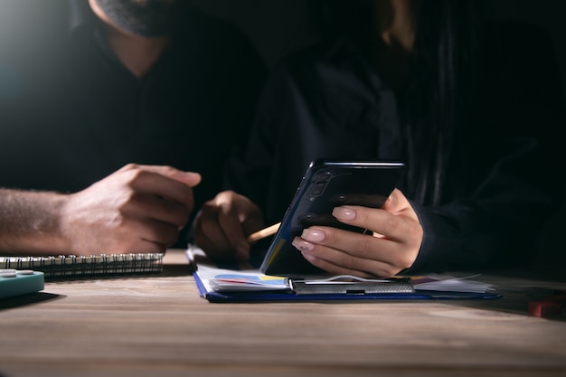 Mujer de negocios, utilizar, teléfono móvil, en, oficina, reunión