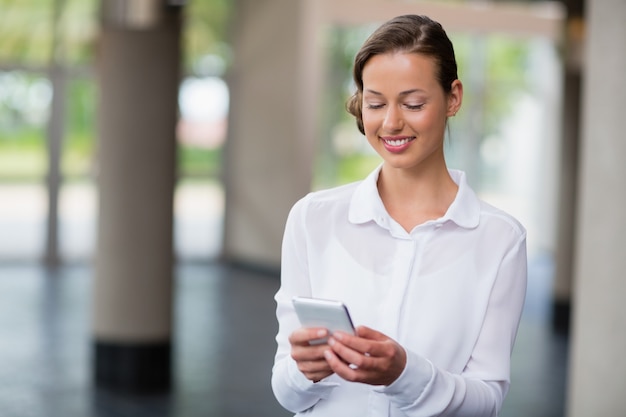 Mujer de negocios, utilizar, teléfono móvil