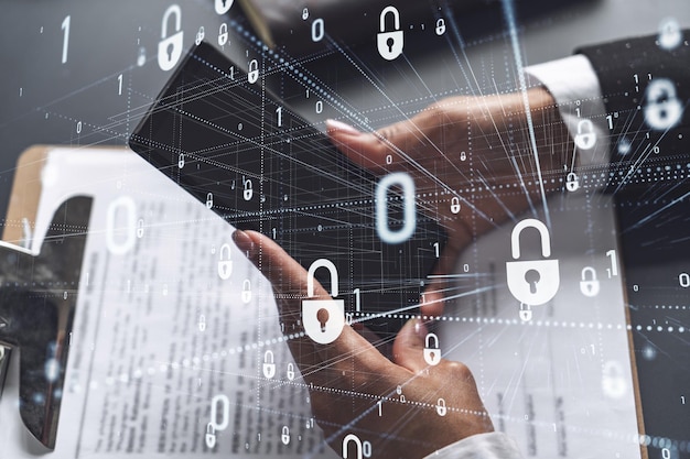 Una mujer de negocios vestida formalmente revisando el teléfono para firmar el contrato para evitar la probabilidad de riesgos en la seguridad cibernética Iconos de holograma de candado sobre el escritorio de trabajo