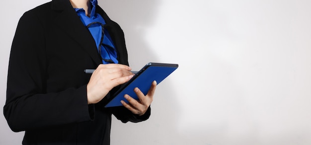 Mujer de negocios vistiendo traje y camisa azul