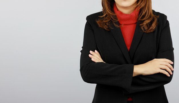 Mujer de negocios vistiendo uniforme de traje negro y rojo con seguro