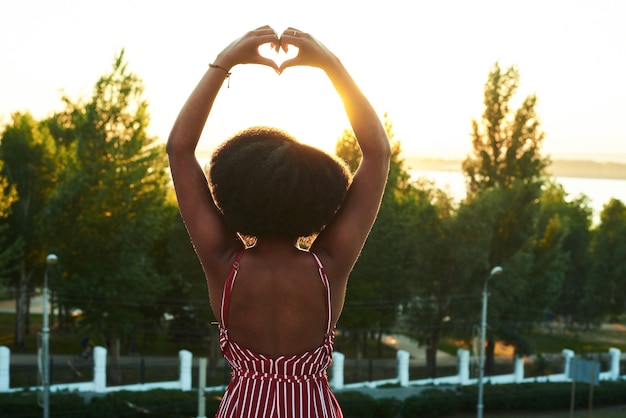 Mujer negra, actuación, un, corazón, standig, con, ella, espalda