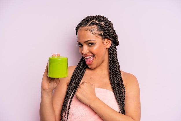 Mujer negra afro que se siente feliz y enfrenta un desafío o celebra el concepto de tratamiento capilar