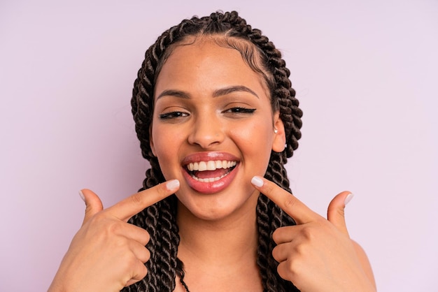 Mujer negra afro con trenzas de cerca. concepto de belleza