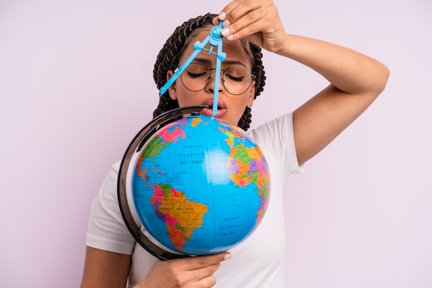 Mujer negra afro con trenzas con modelo de planeta tierra