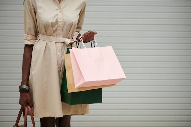 mujer negra con bolsas de compras