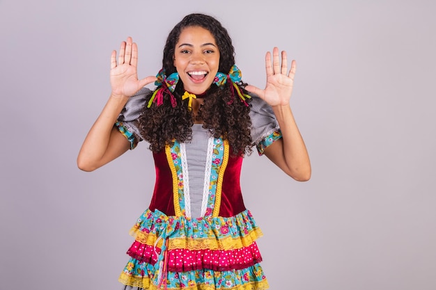 Mujer negra brasileña con ropa de fiesta de junio fraternización en nombre del campamento de Sao Joao increíble increíble