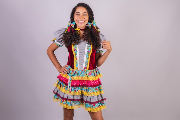 Mujer negra brasileña con ropa de fiesta de junio fraternización en nombre de Sao Joao Arraial posando para la foto