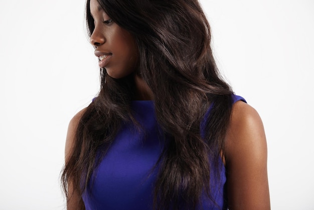 mujer negra con cabello lacio usa extensiones