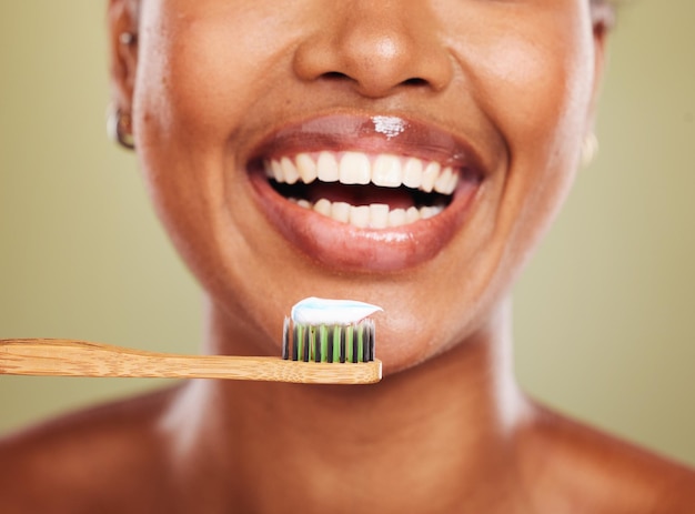 Mujer negra cepillo de dientes de madera o primer plano de los dientes para la salud dental, boca o belleza