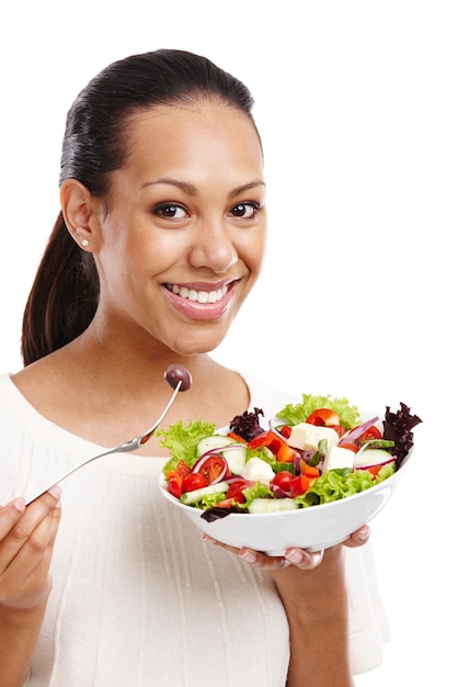 Mujer negra comiendo ensalada de verduras y feliz por la dieta nutrición desayuno salud y vegano aislado en estudio de fondo blanco Retrato de sonrisa de niña africana y comida saludable o almuerzo de lechuga