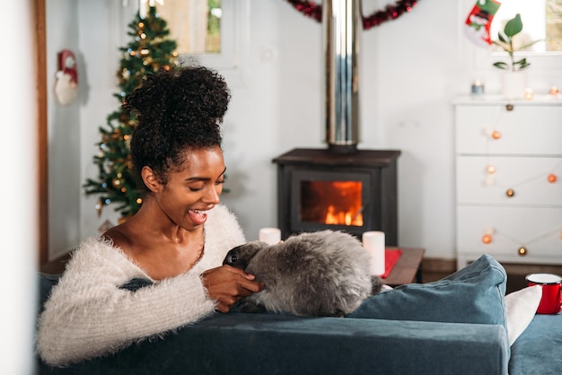 Mujer negra con conejo en Navidad