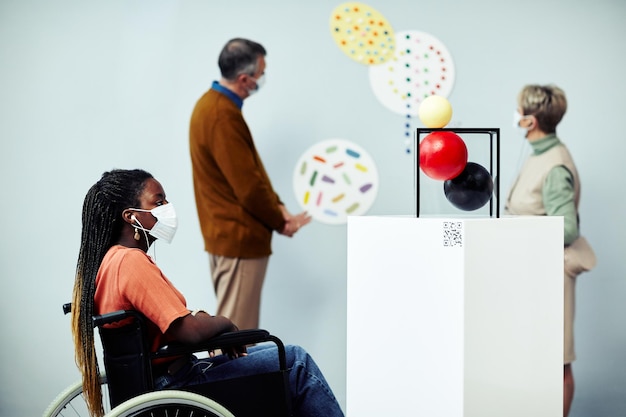 Mujer negra con discapacidad en museo