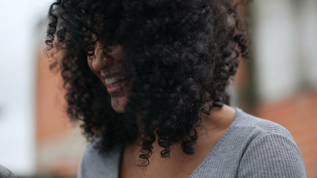 Una mujer negra feliz riendo y sonriendo una persona africana feliz en la vida real ríe y sonríe